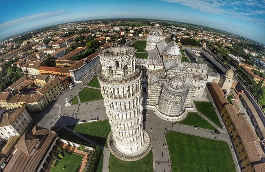 Šikmá věž se nachází ve městě Pisa v Toskánsku v Itálii