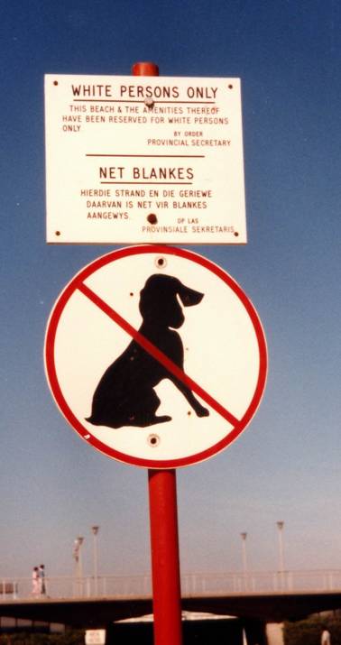 Cedule zakazující v 80. letech přístup na pláž všem "nebílým" obyvatelům v Jihoafrické republice 