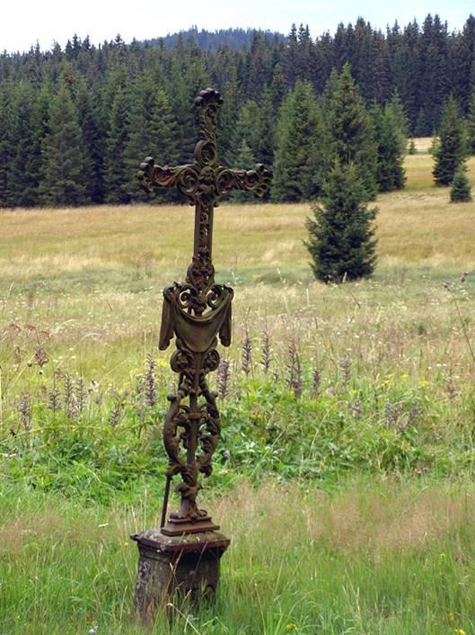 Opuštěný německý hřbitov ve vesnici v Pohoří na Šumavě