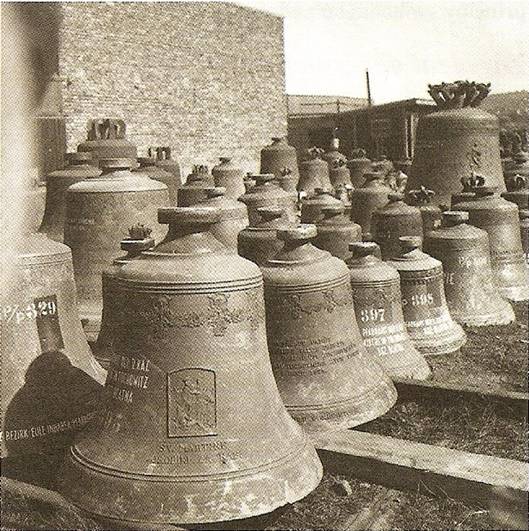 Nedostatek surovin nutil okupační moc k rekvírování (zabavování) kostelních zvonů pro válečné potřeby