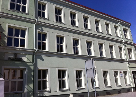 Budova, na které je pamětní deska umístěna, je zároveň rodným domem Ladislava Quise