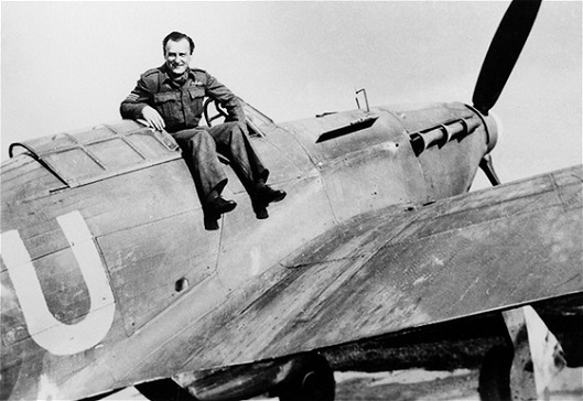 Zdeněk Škarvada na archivním snímku se svým letounem Hurricane