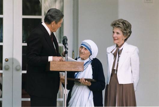 V roce 1985 obdrela Matka Tereza Medaili svobody od americkho prezidenta Ronalda Reagana