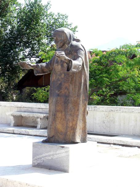 Socha Matky Terezy ped univerzitou v Tiran v Albnii