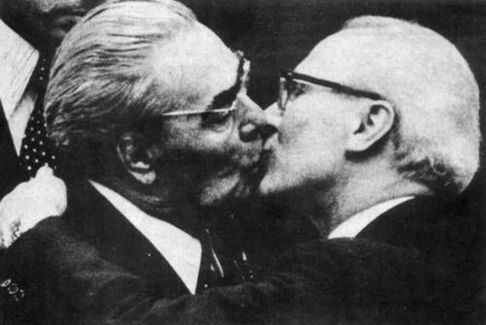 Erich Honecker v objetí s Leonidem Brežněvem