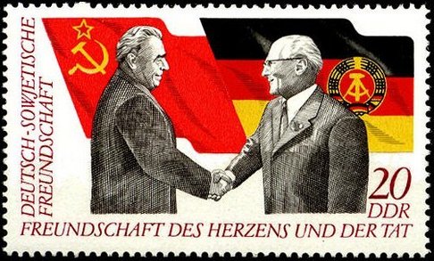 Nejvyšší představitelé SSSR (Brežněv) a NDR (Honecker) s na poštovní známce