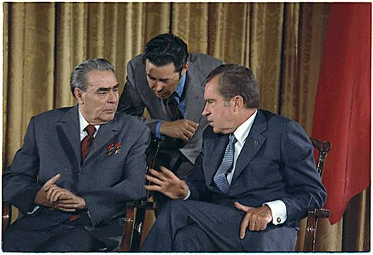 Brežněv v roce 1973 diskutující s Nixonem