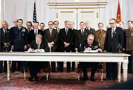 Jimmy Carter & Leonid Brežněv při ratifikaci SALT-2 (1979, Vídeň)