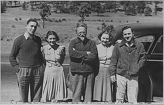 Trockij (uprostřed) krátce před svou smrtí (1940)
