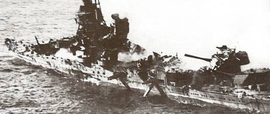 Japonský křižník Mogami po útoku amerických letounů