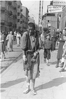 Mladý židovský žebrák na ulici varšavského ghetta