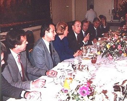 Snídaně disidentů Petra Uhla, Václava Havla a Jiřího Dienstbiera s tehdejším francouzským prezidentem Françoisem Mitterrandem v prosinci 1988