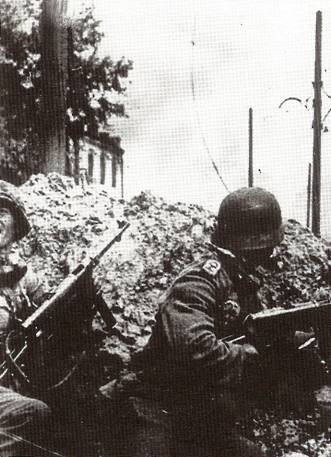 Dva němečtí vojáci ve "stalingradské škole pouličních bojů"