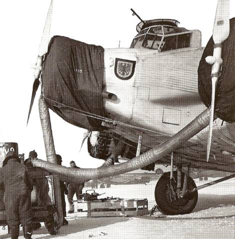 Německý transportní letoun Junkers Ju 52 doplňuje palivo