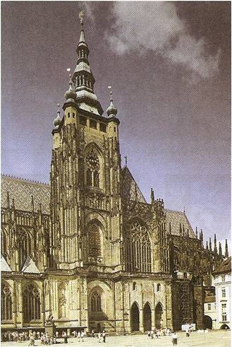 Pražská katedrála svatého Víta - jižní průčelí s hlavní věží a takzvanou Zlatou branou 