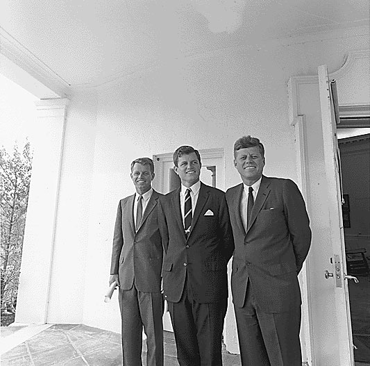 Bratři John, Robert a Edward Kennedyovi