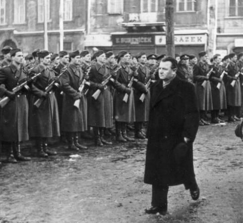 Na snímku Klement Gottwald přehlíží nastoupené jednotky Lidových milicí na Staroměstském náměstí