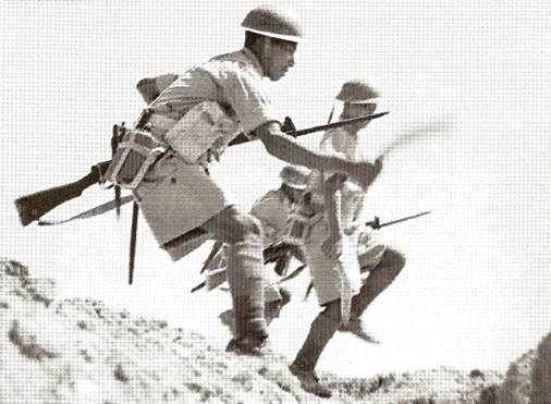 Ghurkové britské Osmé armády jdou do útoku v průběhu bitvy u al Alameinu