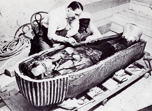 Howard Carter při práci s mumií Tutanchamona