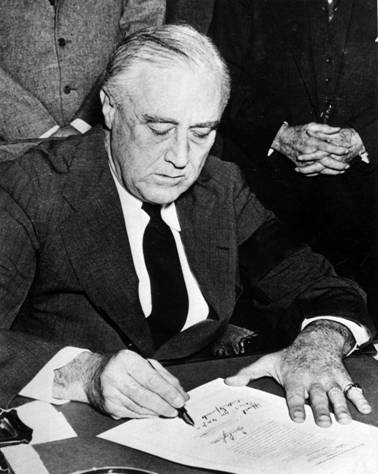 Roosevelt podepisuje vyhlášení války proti Japonsku (8. prosinec 1941)