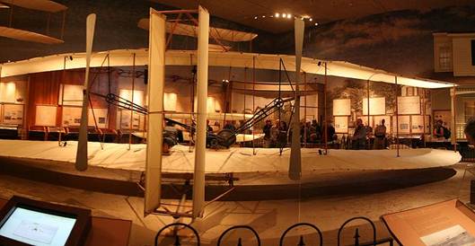 Původní letoun Wright Flyer z roku 1903 v Národním leteckém a kosmickém muzeu ve Washingtonu v USA