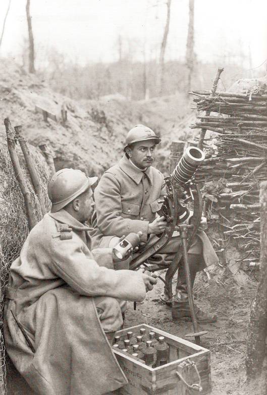 Francouzští vojáci s minometem v zákopu u Mort-Homme