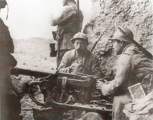 Francouzské kulometné stanoviště po pádu pevnosti Douaumont v listopadu 1916