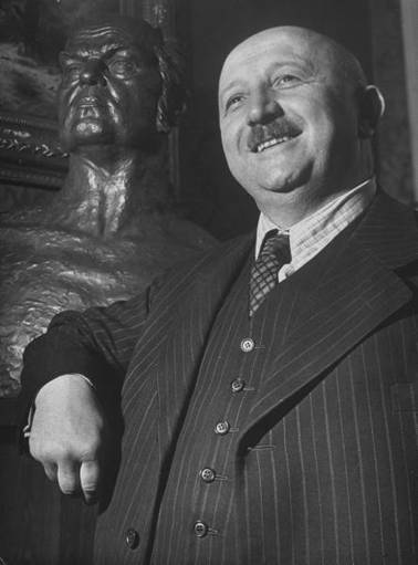Rudolf Beran v roce 1937 u sochy Antonína Švehly