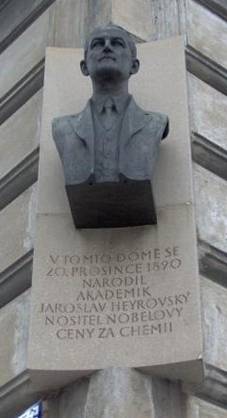Busta Jaroslava Heyrovského na rodném domě