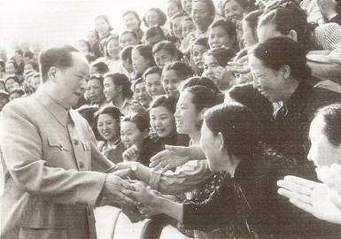 Mao Ce-tung mezi delegáty celonárodní konference dělnických rodin v červenci 1957