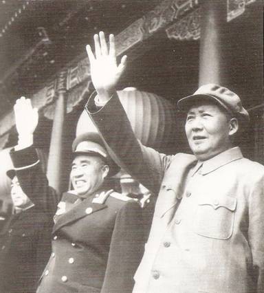 Mao Ce-tung přihlíží vojenské přehlídce na náměstí Tchien-an-men