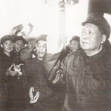 Mao Ce-tung na Bráně nebeského klidu zdraví Rudé gardy