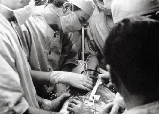 Profesor Barnard při operaci srdce