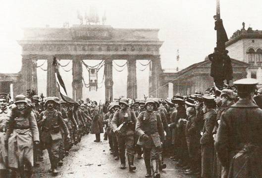 Němečtí vojáci se vracejí po ukončení první světové války do Berlína