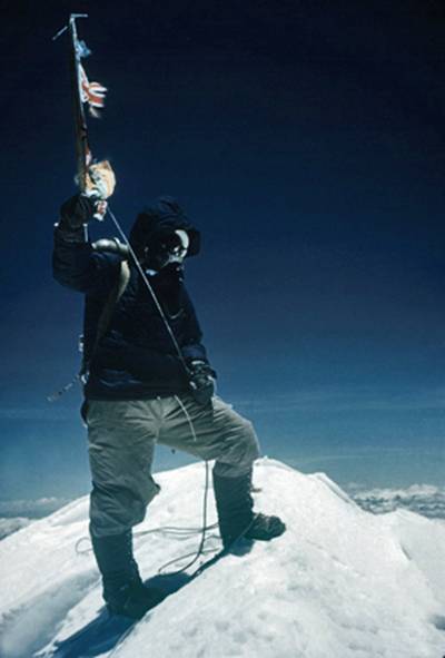 Šerpa Tenzing na vrcholu Everestu