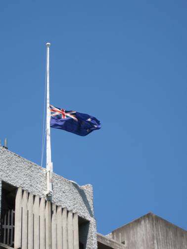 Novozélandská vlajka vyvěšena na půl žerdi 
