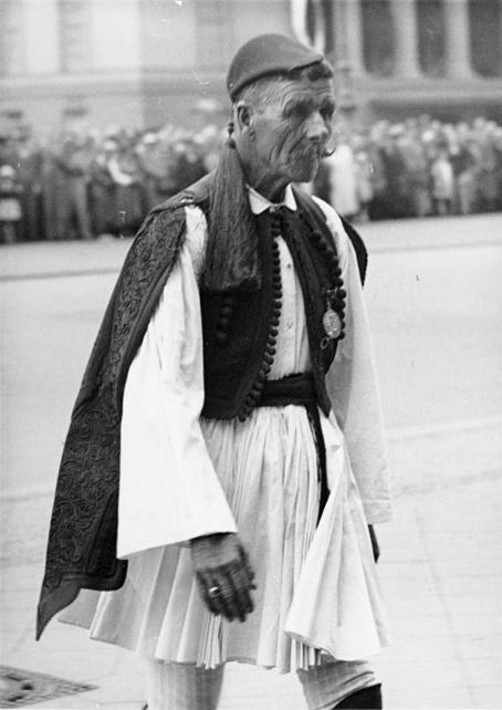 Spyridon Louis v řeckém kroji jako vlajkonoš Řeků na olympiádě v Berlíně 1936