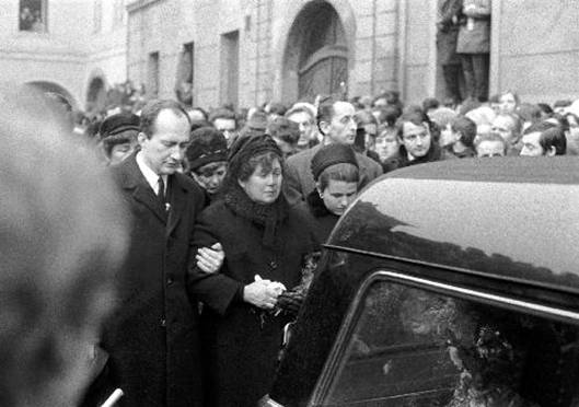 Matka Jana Palacha na pohřbu svého syna