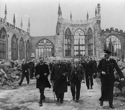 Winston Churchill prochází ruinami katedrály v Coventry (1941)