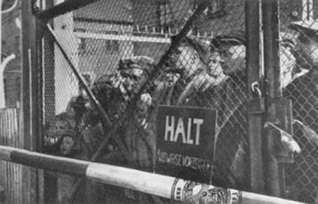 Osvobození vězni u jedné z bran tábora, po 27. lednu 1945