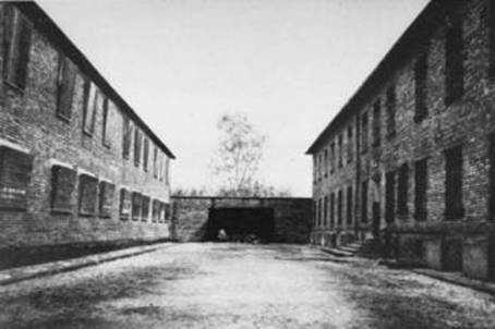 Pohled na popravčí zeď vedle bloku 11 v kmenovém táboře, po 27. lednu 1945