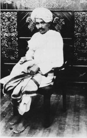 Gandhí v roce 1918 v době nenásilného povstání v Čamparanu a Khédě