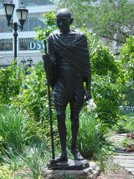 Socha Mahatmy Gandhiho v parku Union Square v New Yorku