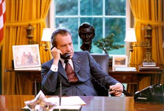 Prezident telefonuje v Oválné pracovně Bílého domu, 23. červen 1972