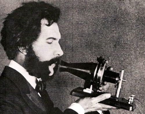 Alexander Graham Bell mluví do telefonu