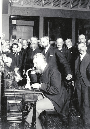 Alexander Graham Bell na slavnostním otevření telefonní služby
