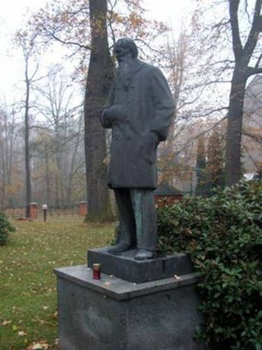 Socha Josefa Hlávky od sochaře Josefa Mařatky v parku lužanského zámku