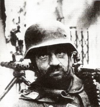 Vyčerpaný německý kulometčík v bitvě o Stalingrad