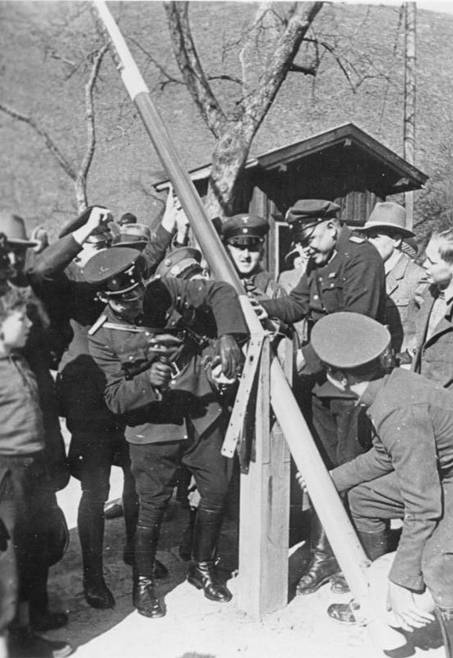 Rakouští a němečtí pohraničníci demontují hraniční závory, březen 1938
