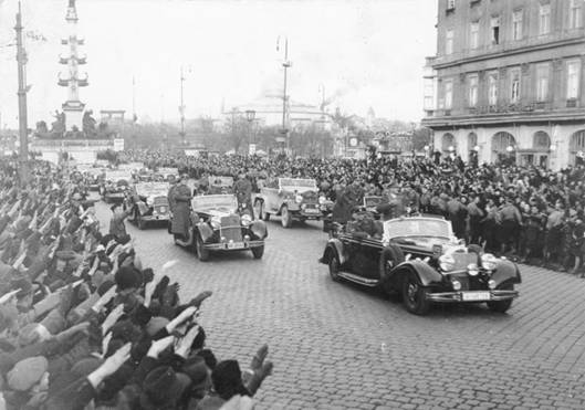 Hitlerova automobilová kolona ve Vídni (náměstí Praterstern)